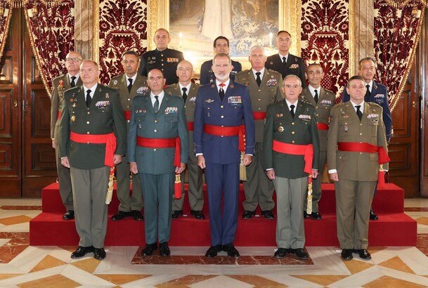 Su Majestad el Rey junto al grupo de generales de generales de Brigada y al contralmirante que asisten a la audiencia